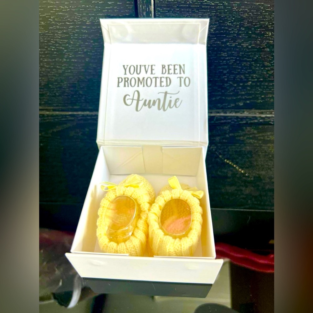 Baby pregnancy announcement shoes booties box